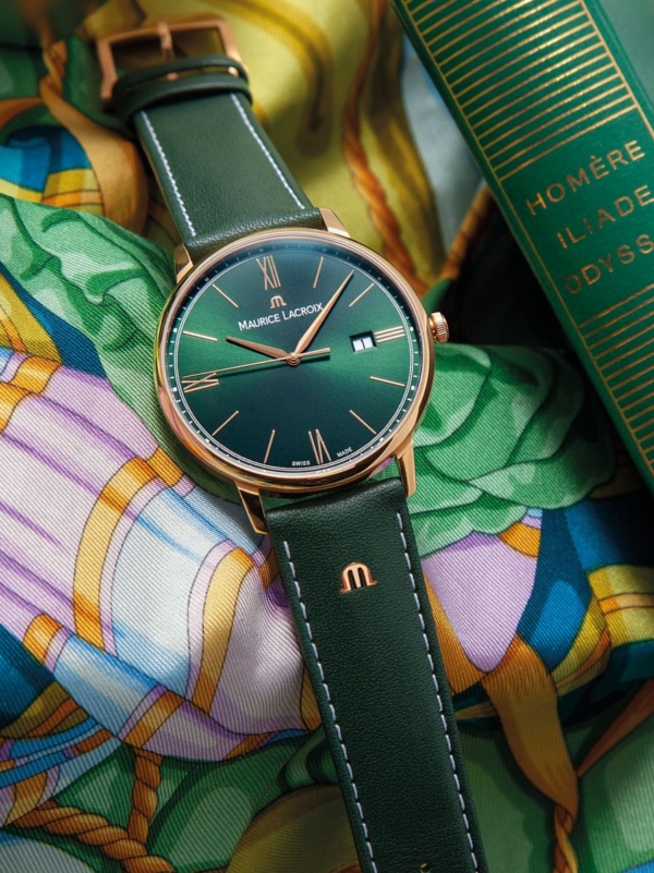 Green is the new black! Mit dieser ELIROS Date 40mm liegen Sie am Puls der Zeit: Das grüne Zifferblatt mit Sonnenschliff wird gefasst von einem roségoldfarben beschichteten Gehäuse, dessen Farbe auch von den Zeigern und Stundenmarkern wieder aufgenommen wird. Das Lederband in passendem Grün mit beigen Abnähern rundet den frischen, modernen Look der Uhr ab. Dank der Datumsanzeige auf 3 Uhr und des zuverlässigen Quarzwerks ist auch kompromisslose Funktionalität gegeben.